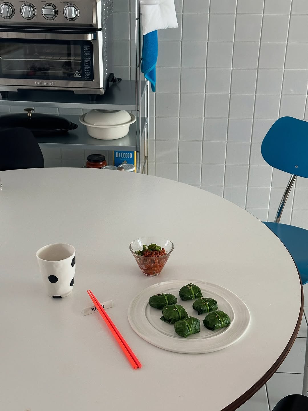 Photo by 노크노크 집꾸미기 | 이유진 on July 30, 2025. May be an image of chopsticks, measuring cups, chinaware, tea and text.