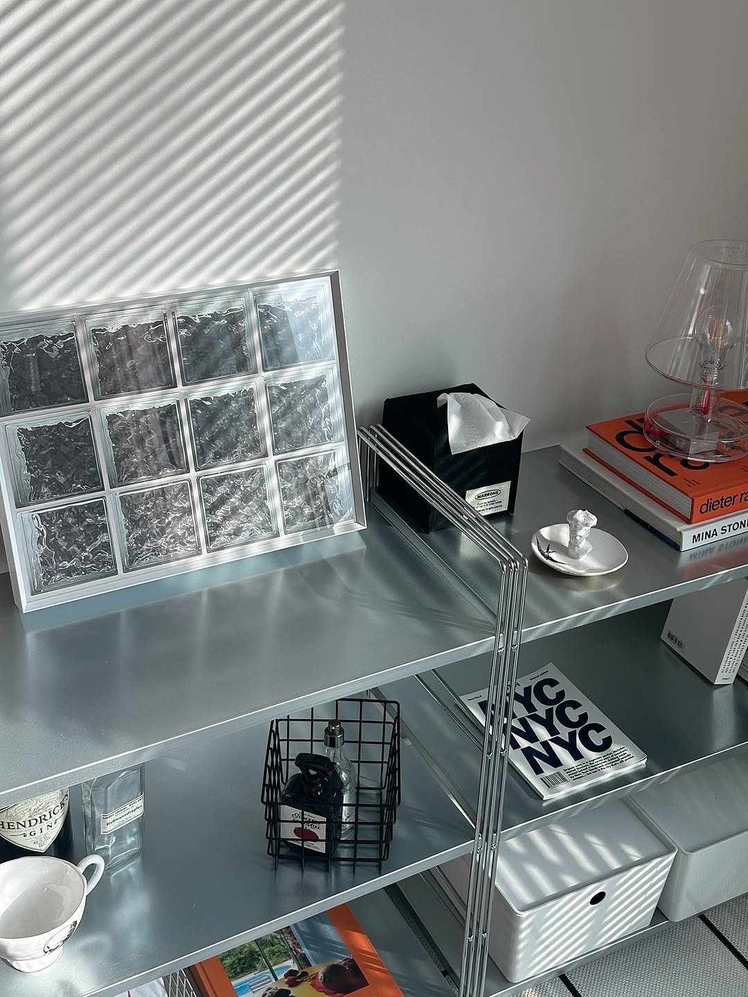 Photo by 노크노크 집꾸미기 | 이유진 on August 12, 2025. May be an image of sink, rack, display case, indoors and text.