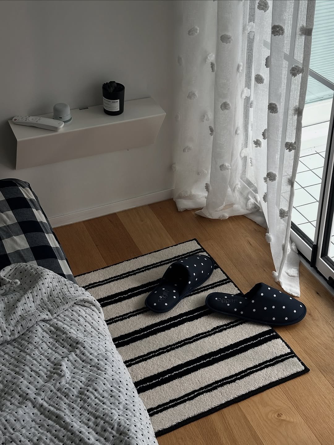 Photo by 노크노크 집꾸미기 | 이유진 on September 23, 2025. May be an image of mattress, carpet, bedroom, indoors and text.