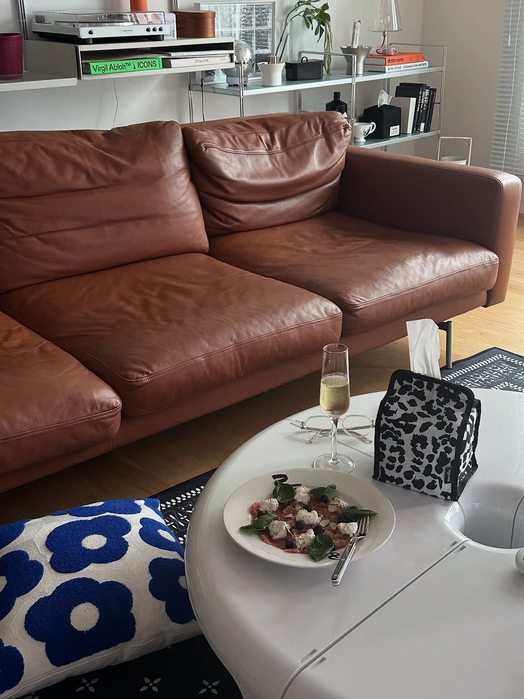 Photo by 노크노크 집꾸미기 | 이유진 on October 01, 2025. May be an image of sofa, futon, living room and text.