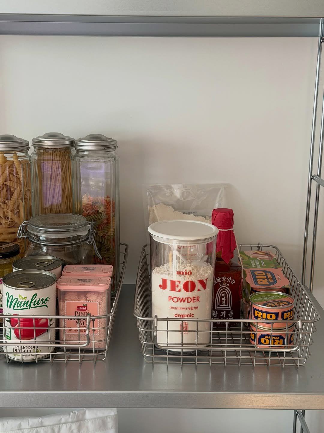 Photo by 노크노크 집꾸미기 | 이유진 on February 11, 2026. May be an image of spice rack, canister, cabinet and text.