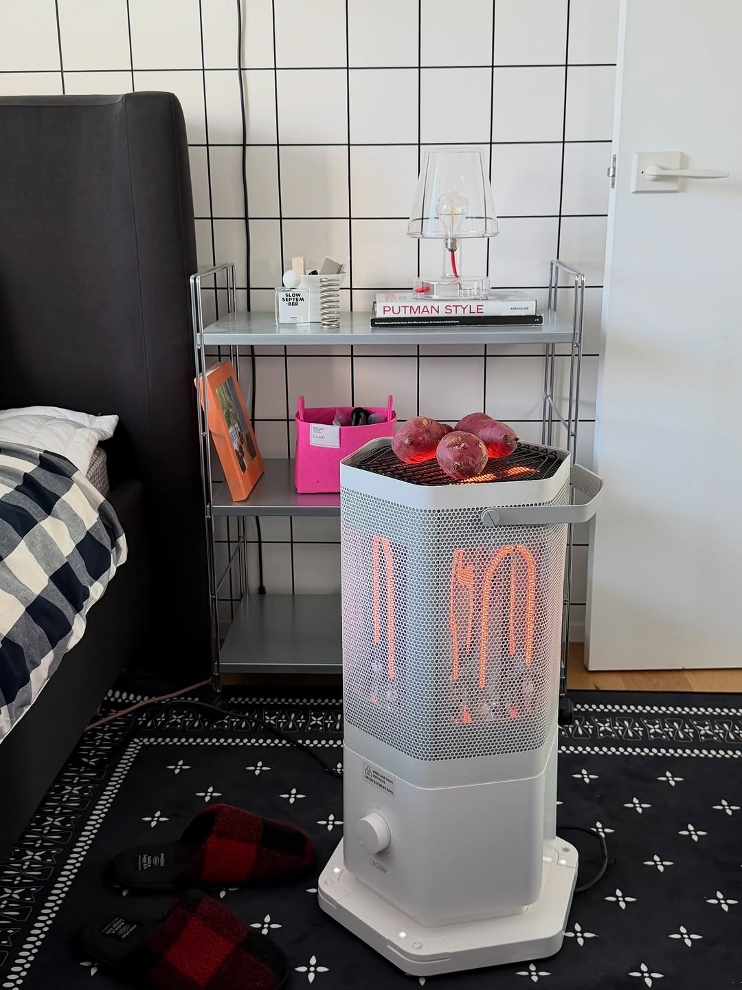 Photo by 노크노크 집꾸미기 | 이유진 on November 04, 2025. May be an image of water heater, thermostat, radiator, stereo, air conditioner, fireplace, water filter and text that says 'በን PUTMANSTYLE IAUNE PUTMAN STYLE In --'.