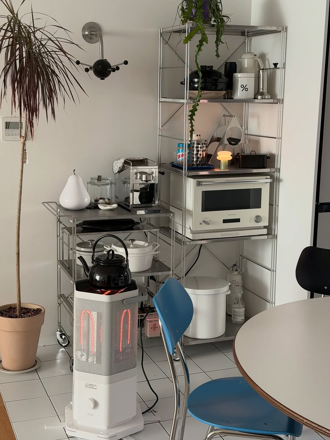 Photo by 노크노크 집꾸미기 | 이유진 on November 02, 2025. May be an image of tea maker, stove, coffee maker, house plant, rack, cooker and text.