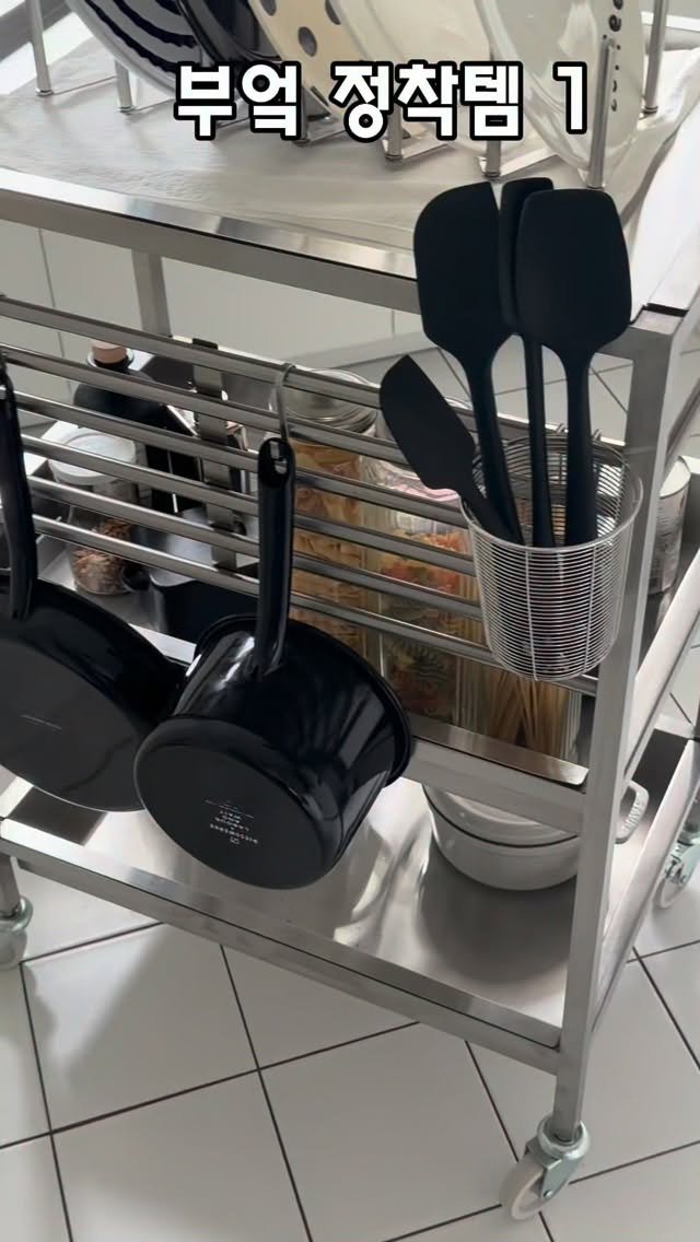 knock.knock_home 게시물 이미지: 수저통, 그냥 컵에 꽂아 썼는데
물 고여서 찝찝하고
자리만 은근히 차지해서...