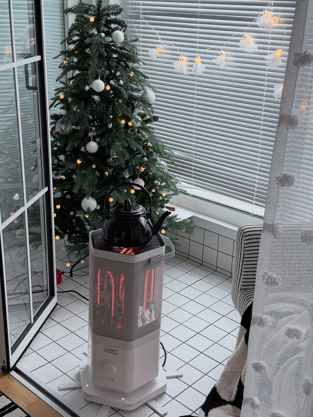 Photo by 노크노크 집꾸미기 | 이유진 on October 31, 2025. May be an image of fireplace and text.