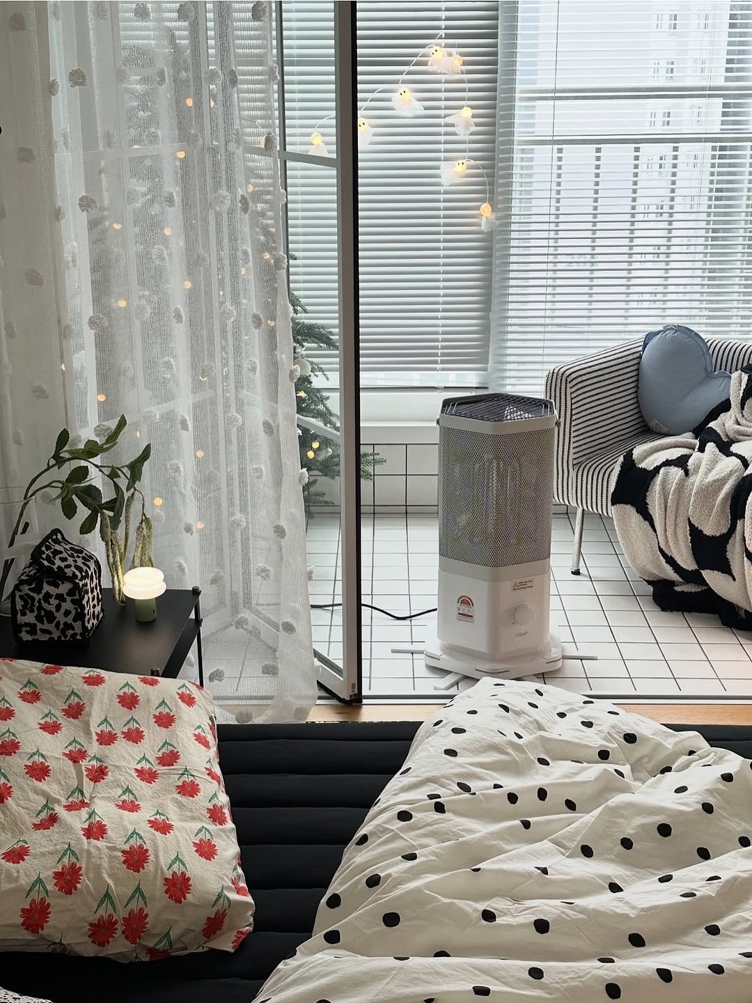 Photo by 노크노크 집꾸미기 | 이유진 on November 06, 2025. May be an image of curtains, futon, indoors, bedroom, living room and text.