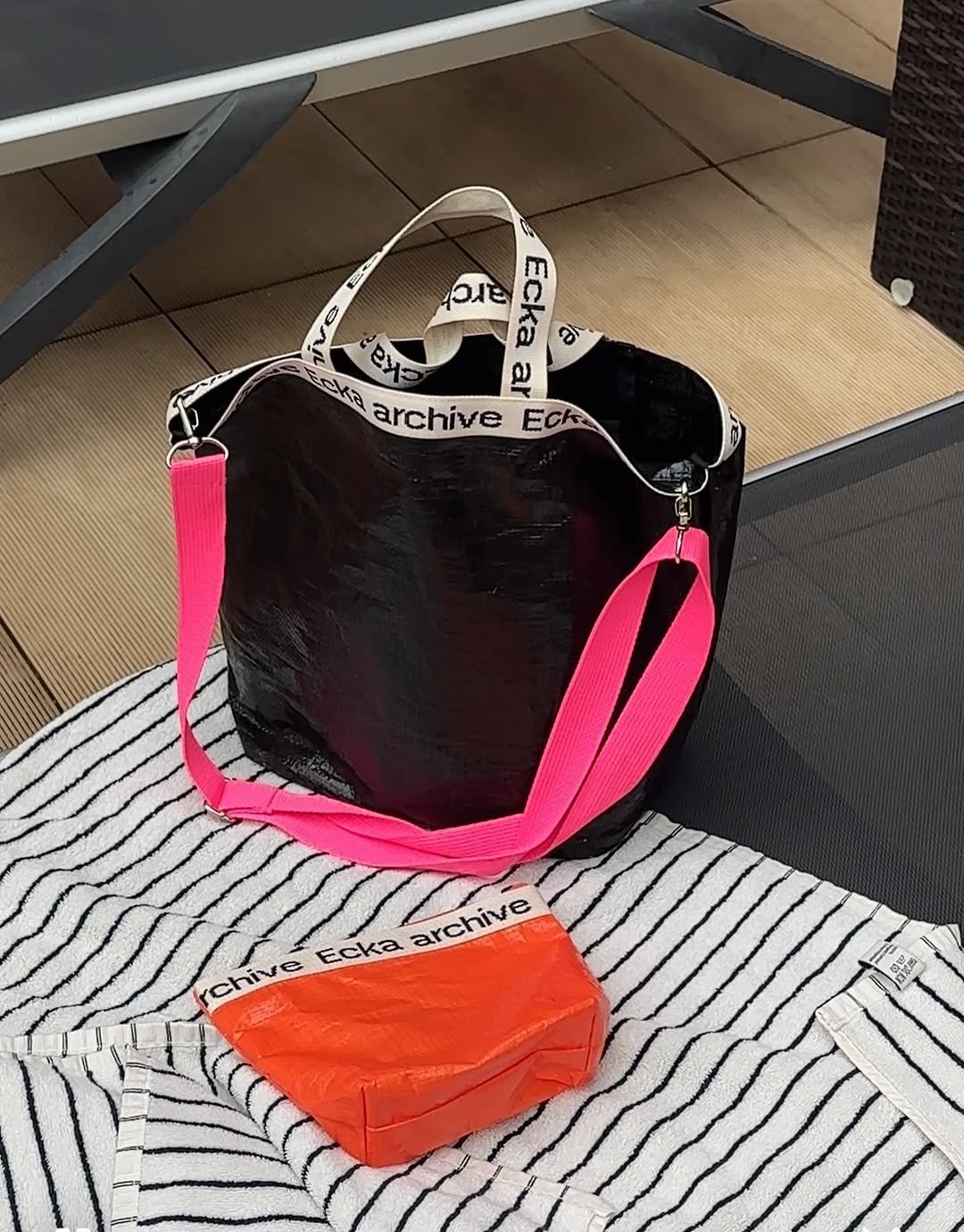 Photo by 노크노크 집꾸미기 | 이유진 on August 05, 2025. May be an image of purse, sling, strap, clutch and text.