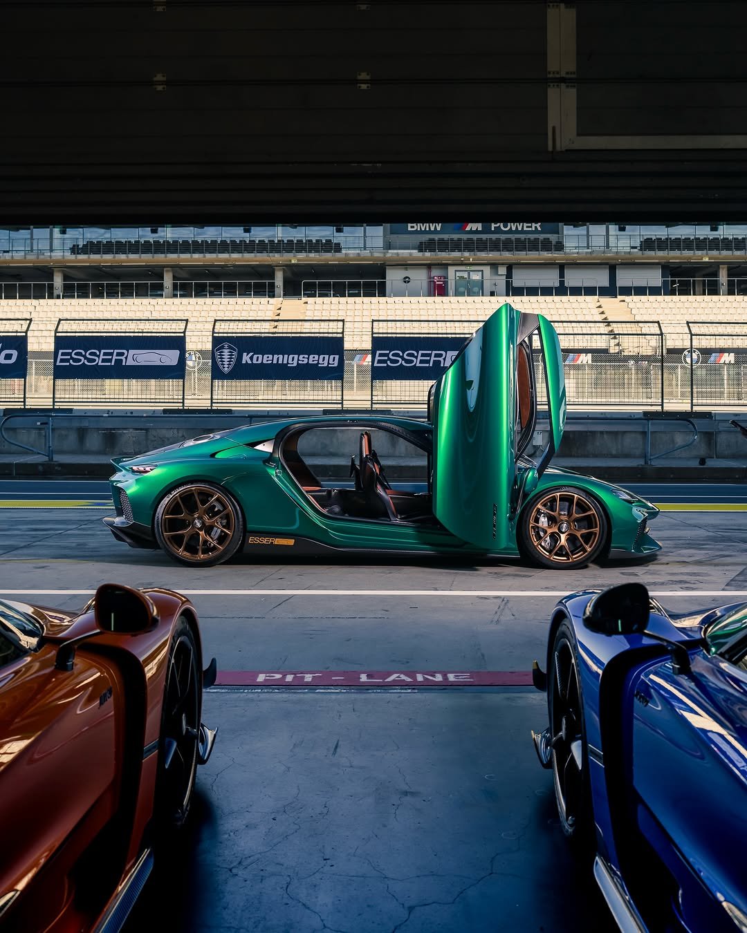 koenigsegg 게시물 이미지: Pit lane presence. Megacar philosophy.

One...