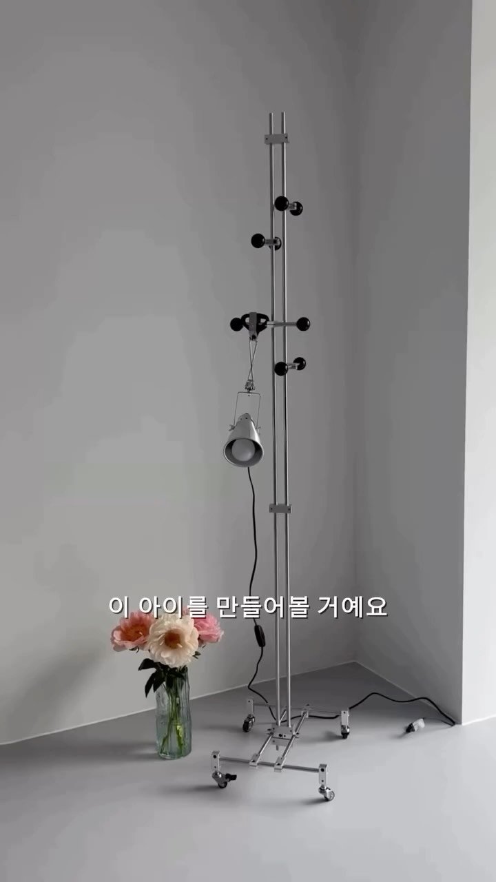 koje.atelier 게시물 이미지: @annane.zip 고객님의 스타일로 완성된
마르지엘 행거.

DM으로 먼저 문의...