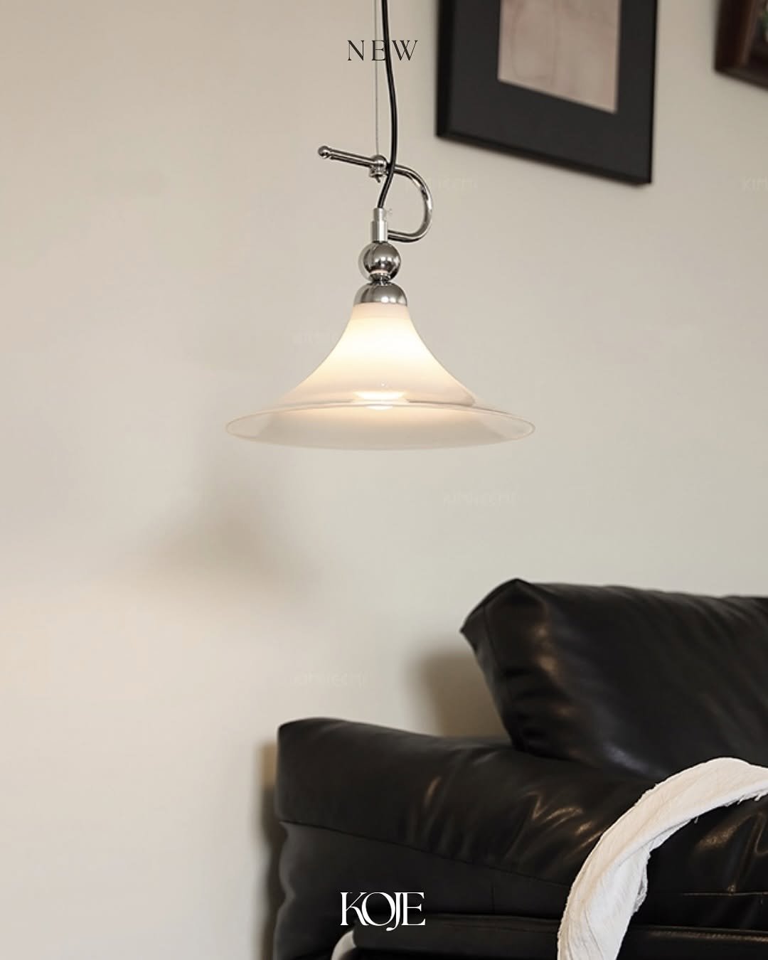 Photo by 코제 아뜰리에 on September 05, 2025. May be an image of lighting, chandelier, lamp, chaise lounge, lightbulb, lamp shade, armchair, indoors and text.