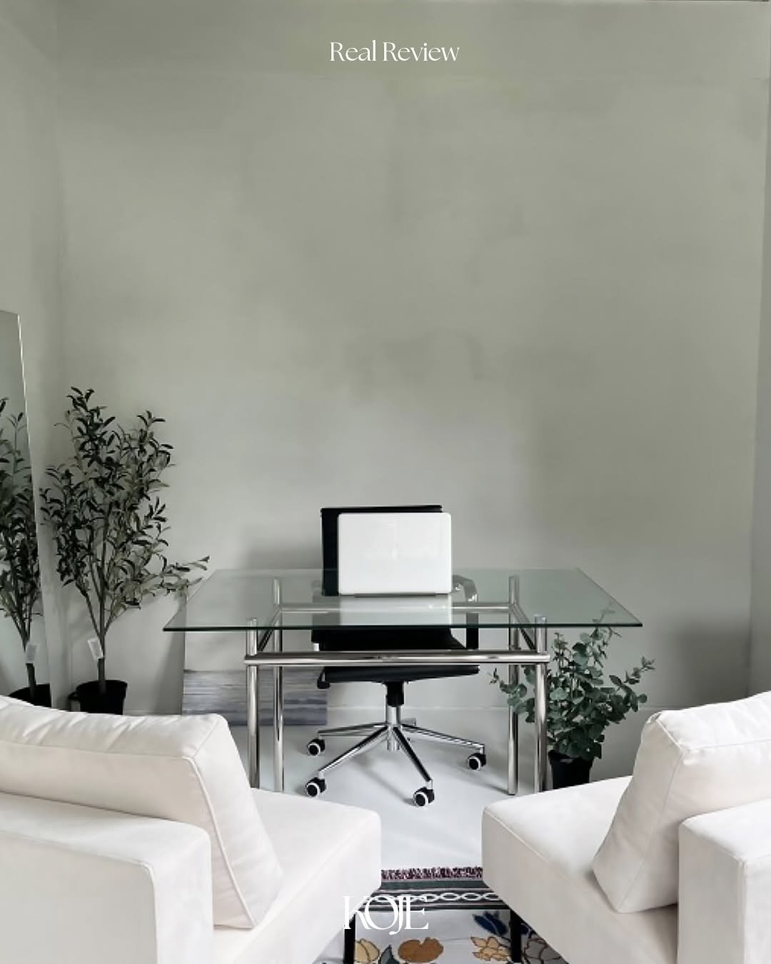 Photo by 코제 아뜰리에 on June 11, 2025. May be an image of bureau, desk and office.