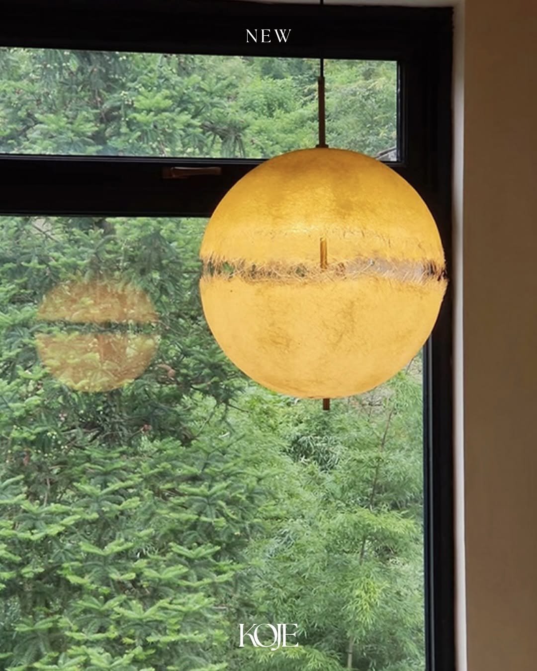 Photo by 코제 아뜰리에 on August 25, 2025. May be an image of lighting, lamp shade, chandelier and text.