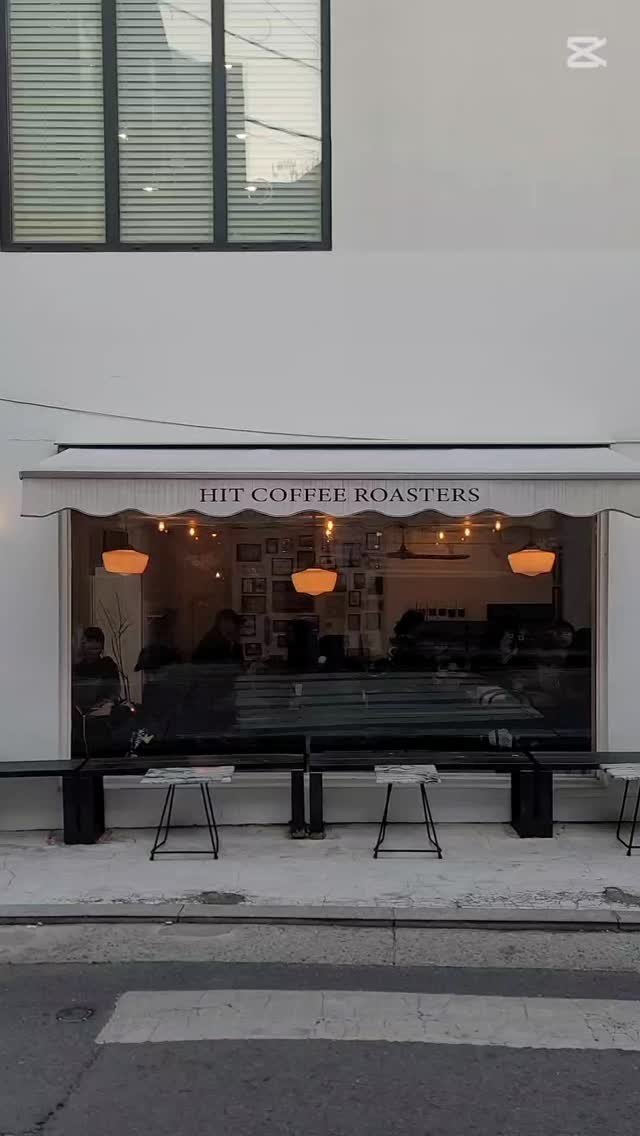 kolamp1981 게시물 이미지: 지나가다 보이는 코램프 조명에 반가워 찍어봤어요.
스페셜티 커피로...