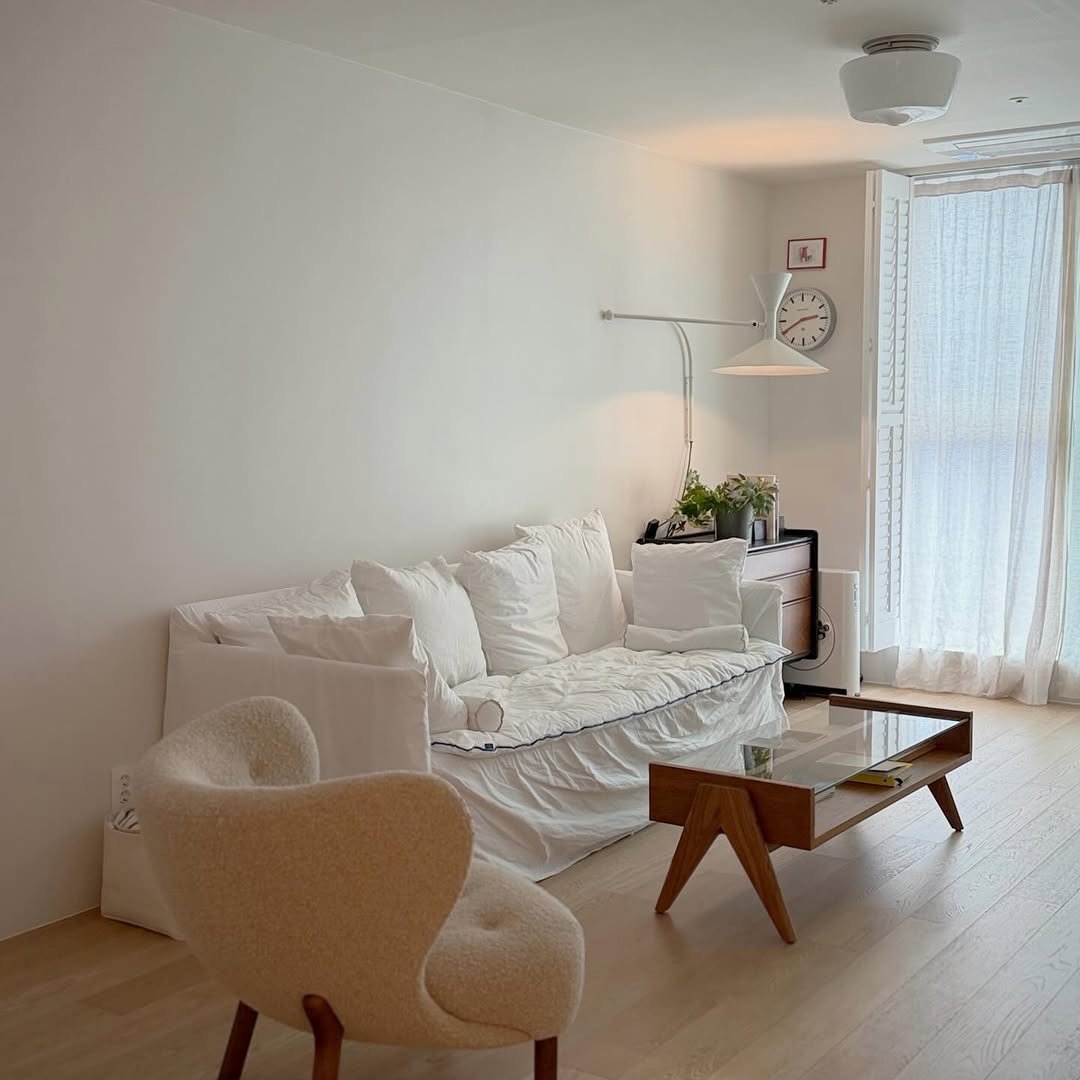 Photo shared by 인테리어 디자이너 심희진 on February 23, 2026 tagging @kolamp1981. May be an image of sofa, armchair, futon, chaise lounge, indoors, bedroom, living room and text.