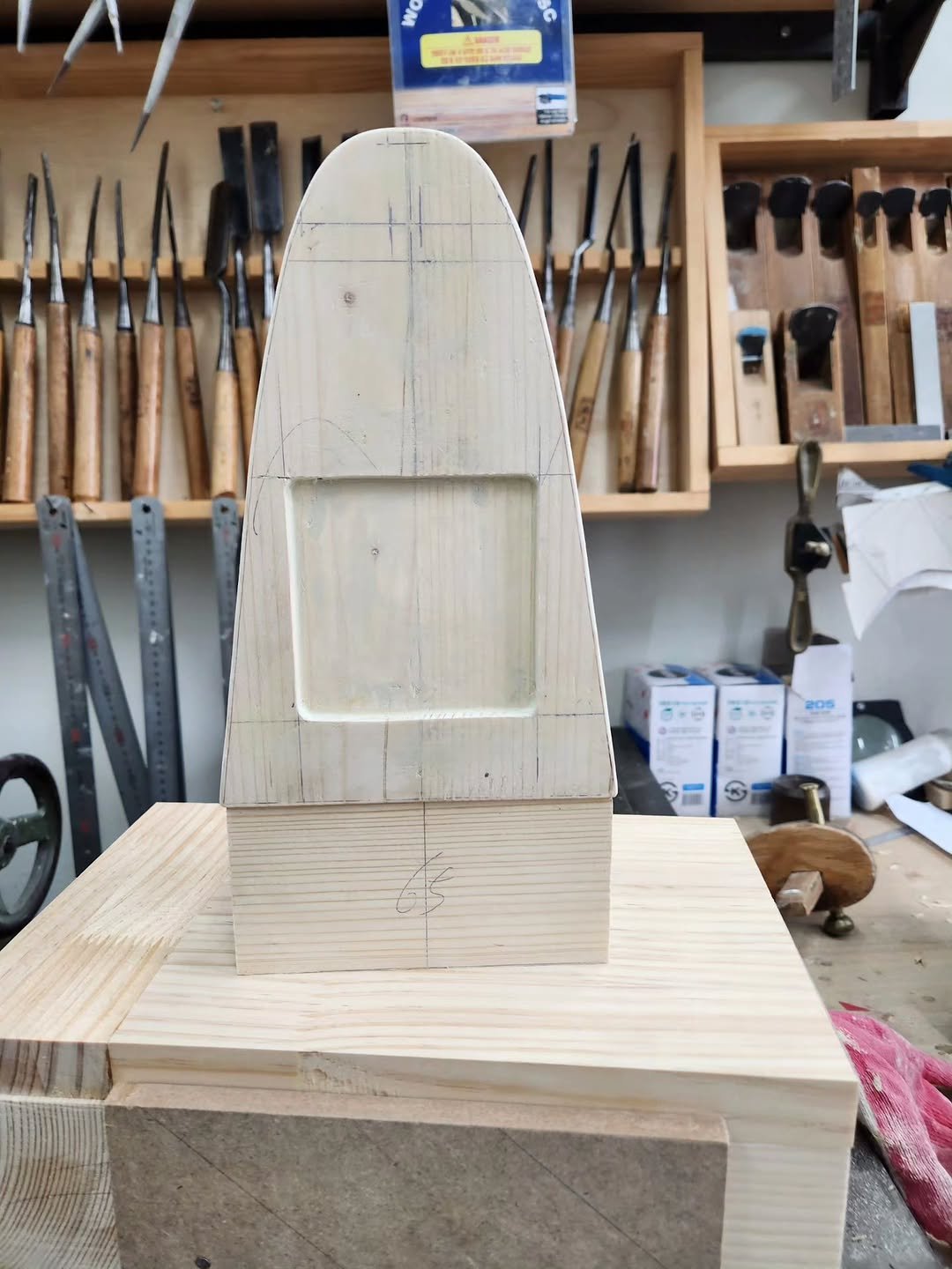 Photo by 디자인조명 코램프 on February 18, 2026. May be an image of drill press, step stool, footstool, hand tool, woodwork and text.