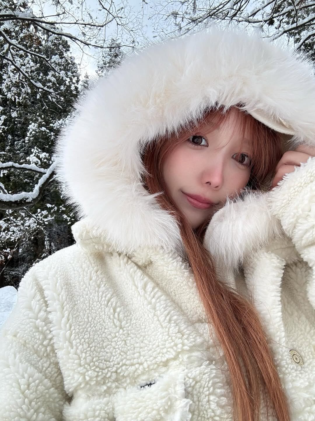 Photo by 小宵こなん / Konan Koyoi on January 13, 2026. May be an image of duffle coat, goosedown coat, sable coat, parka, snowsuit, snow and text.