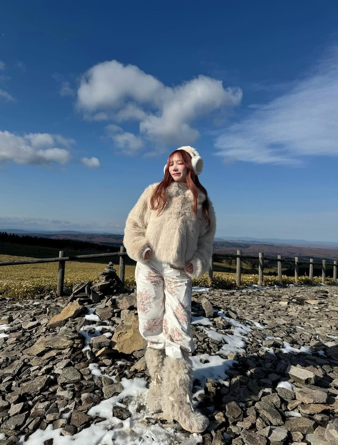 Photo by 小宵こなん / Konan Koyoi on November 17, 2025. May be an image of sheep, sherpa coat, fur coat, snowsuit, parka, ski slope, snow and text.