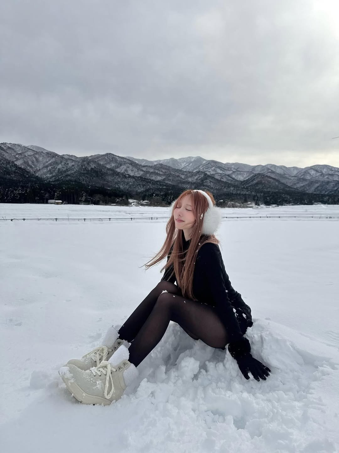Photo by 小宵こなん / Konan Koyoi on February 02, 2026. May be an image of parka, lake, snow and text.