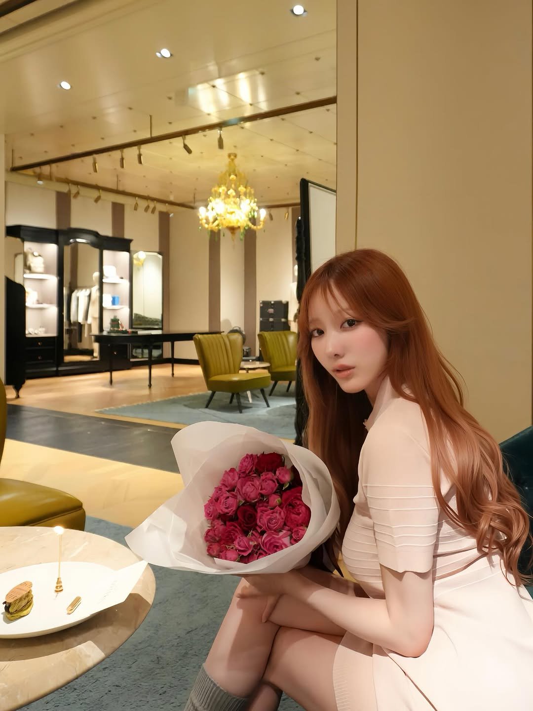 Photo by 小宵こなん / Konan Koyoi on April 27, 2026. May be an image of one or more people, hair, dress, flower arrangement, prairie gentian, white lily, rose and text.