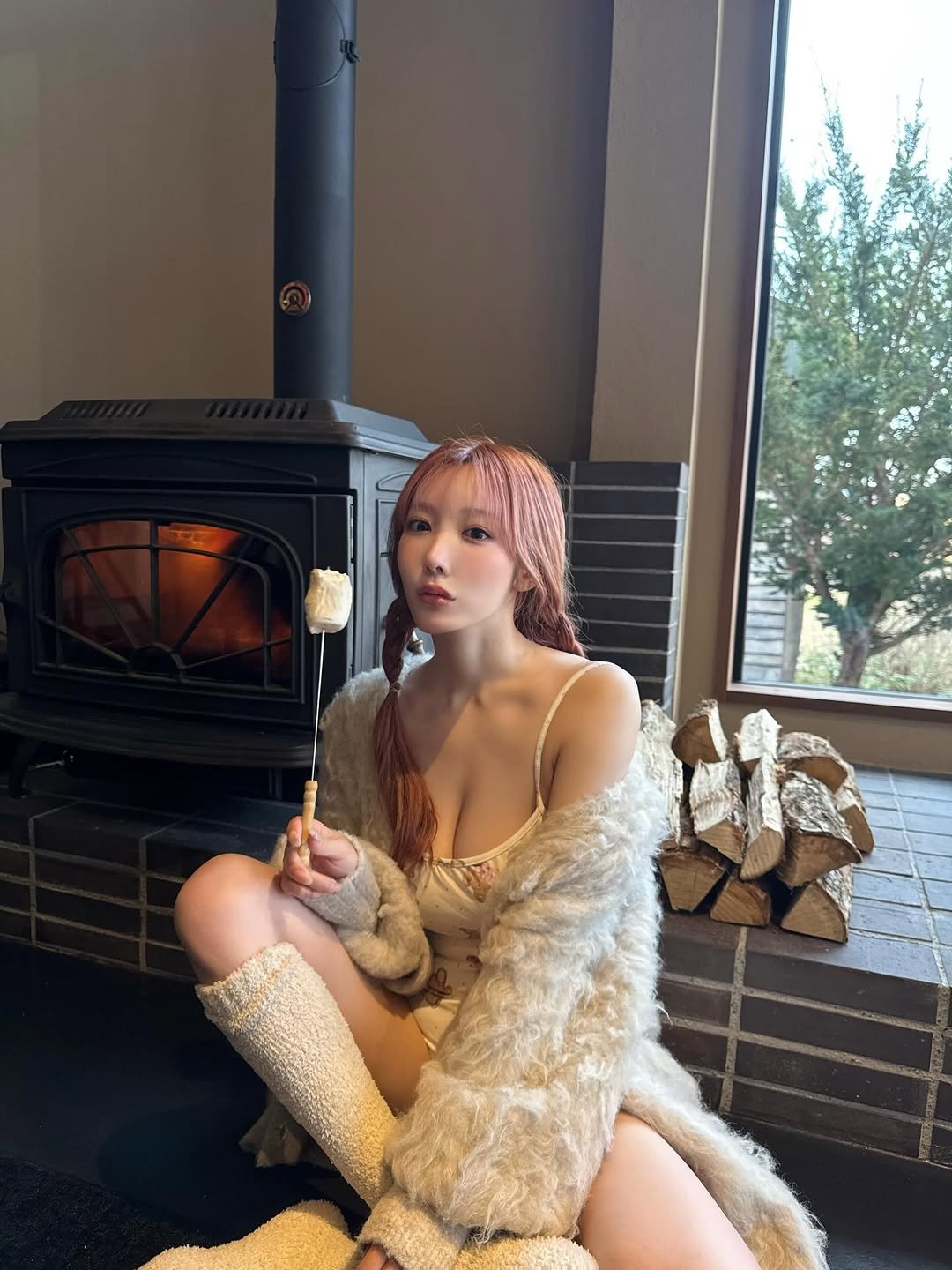 Photo by 小宵こなん / Konan Koyoi on November 27, 2025. May be an image of one or more people, makeup, hair, slip, sleepwear, fur, bath robe, fireplace, hearth and text.