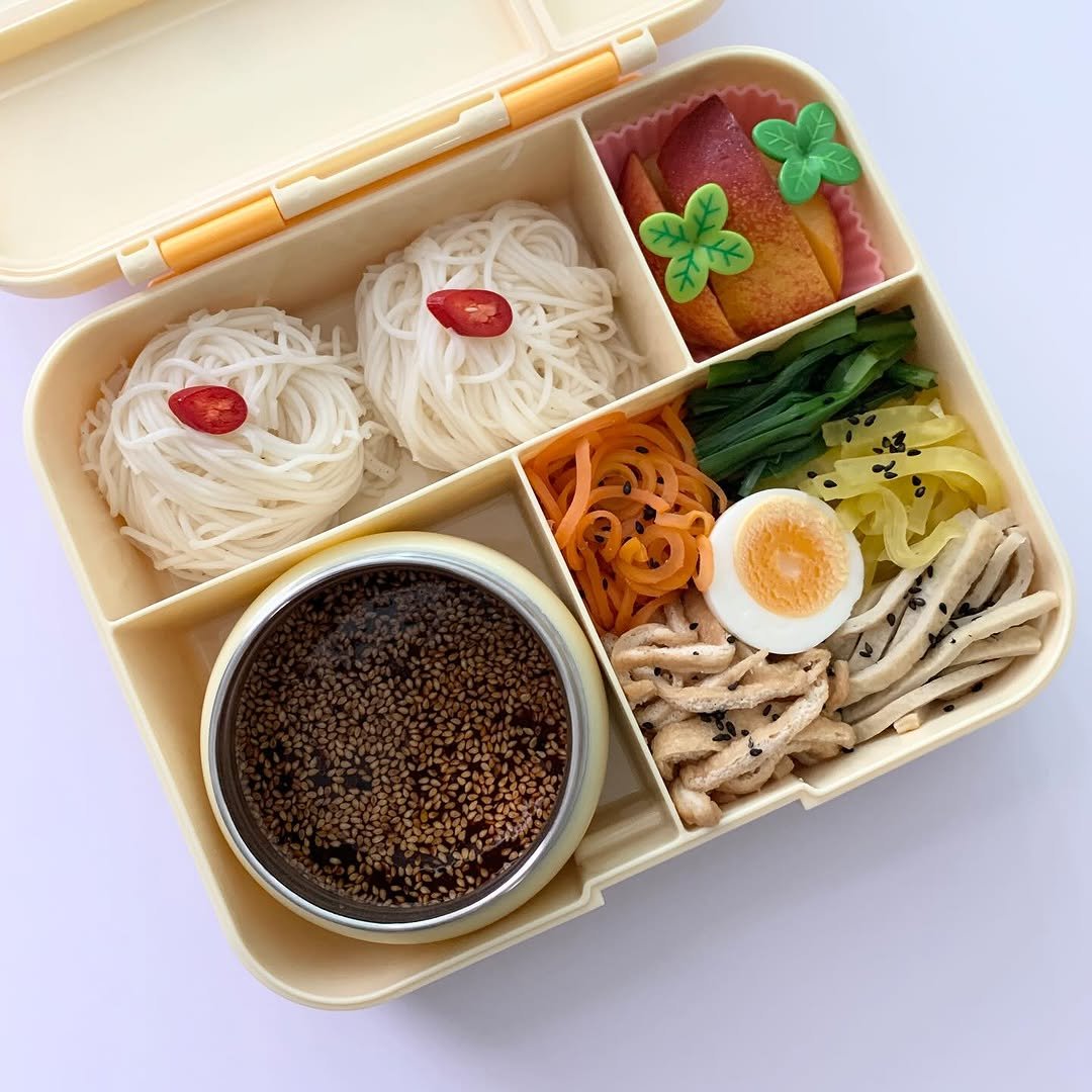 Photo by 콩콩도시락💛@kongkong2_kim on July 29, 2025. May be an image of kitchenware, container, hamper and text.