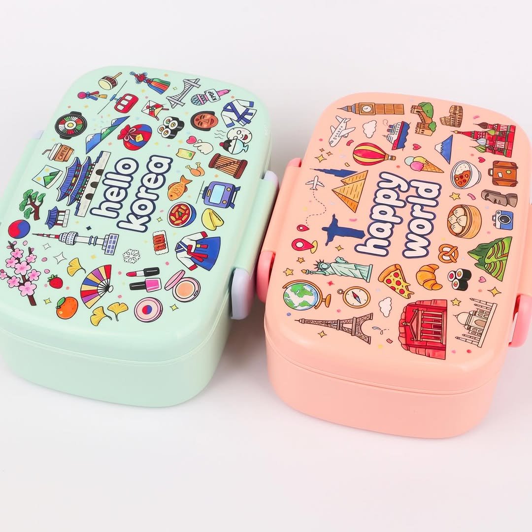 Photo by 콩콩도시락💛키즈 on February 12, 2026. May be an image of ‎hamper, pouch, stapler, binder, pencil case, sharpener and ‎text that says '‎金 C hello korea 5 安 دته て happy world 福‎'‎‎.