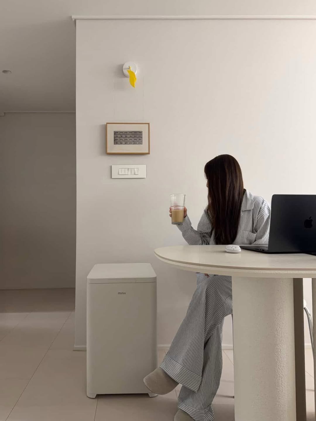 Photo by 콩순이네 | 집꾸미기 • 집밥 • 살림 🏡 on March 11, 2026. May be an image of coffee cup, light switch, thermostat, bureau, socket, desk, cornflower, indoors, office and text.