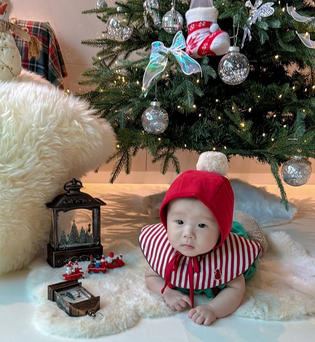 Photo by Konny l 코니 on November 30, 2025. May be an image of baby and christmas tree.