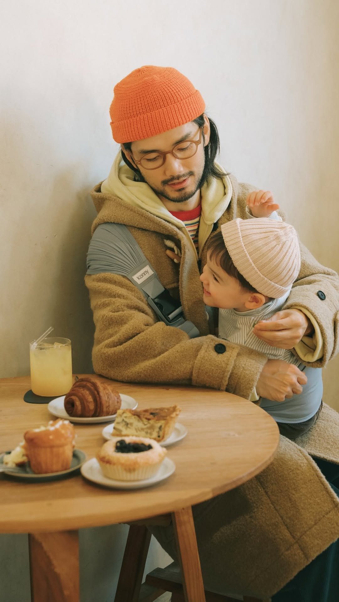 konny_kr 게시물 이미지: 가을겨울 외출도 코니 힙시트와 함께🍂
옷 위에 툭 걸치고 있다가 
펼치고 앉히고...