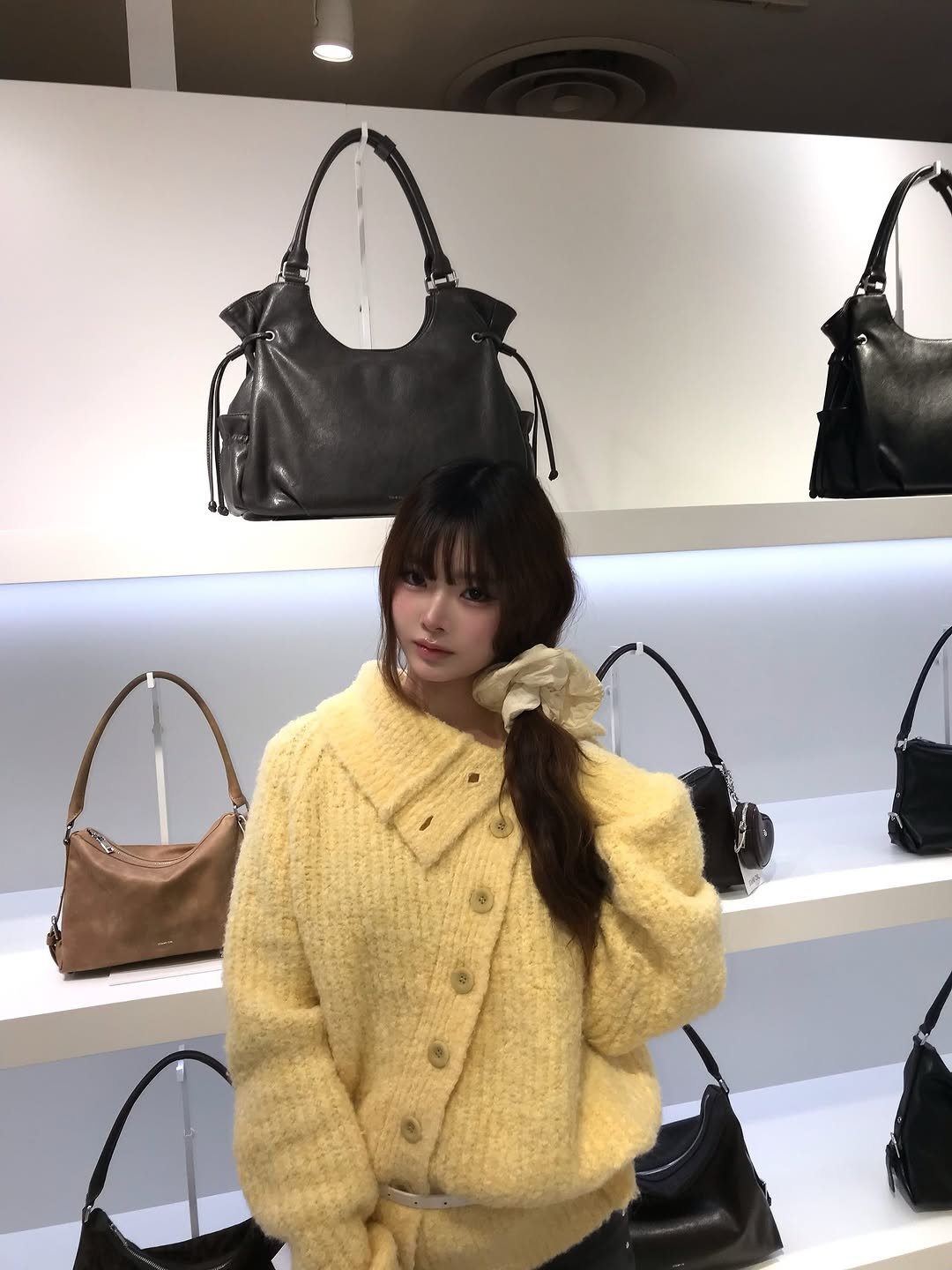 Photo by このん on March 09, 2026. May be an image of sable coat, purse and text.