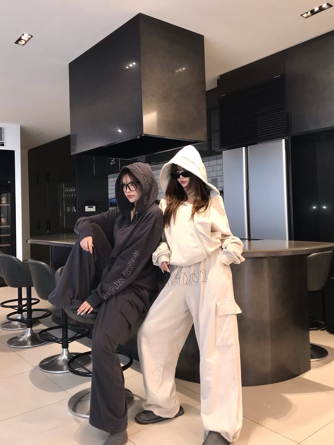 Photo shared by このん on March 26, 2026 tagging @k4n0n.official. May be an image of one or more people, duffle coat, overcoat, sweatpants, robe, bath robe, sweatsuit, parka and text.