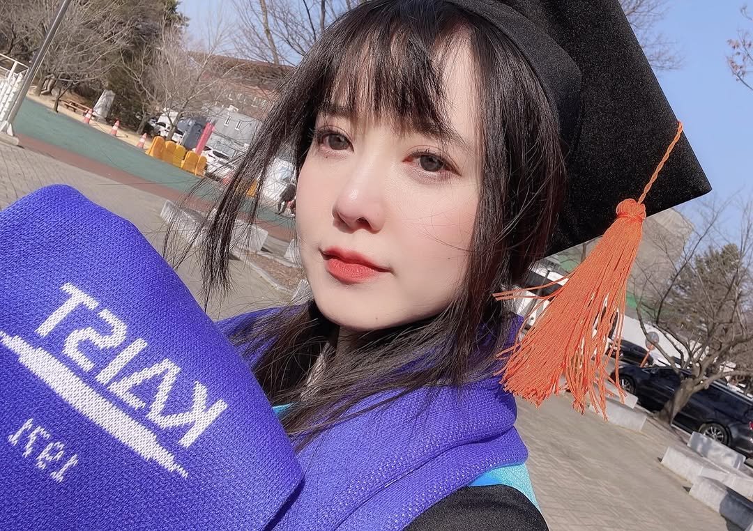 Photo by 구혜선 on February 20, 2026. May be a selfie of text that says 'ፓኖው Γ2ΙΔΝ TИAy'.