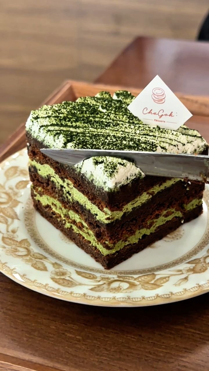 korea__table 게시물 이미지: Matcha Chocolate Cake — Korean Dessert 

홍대에서...