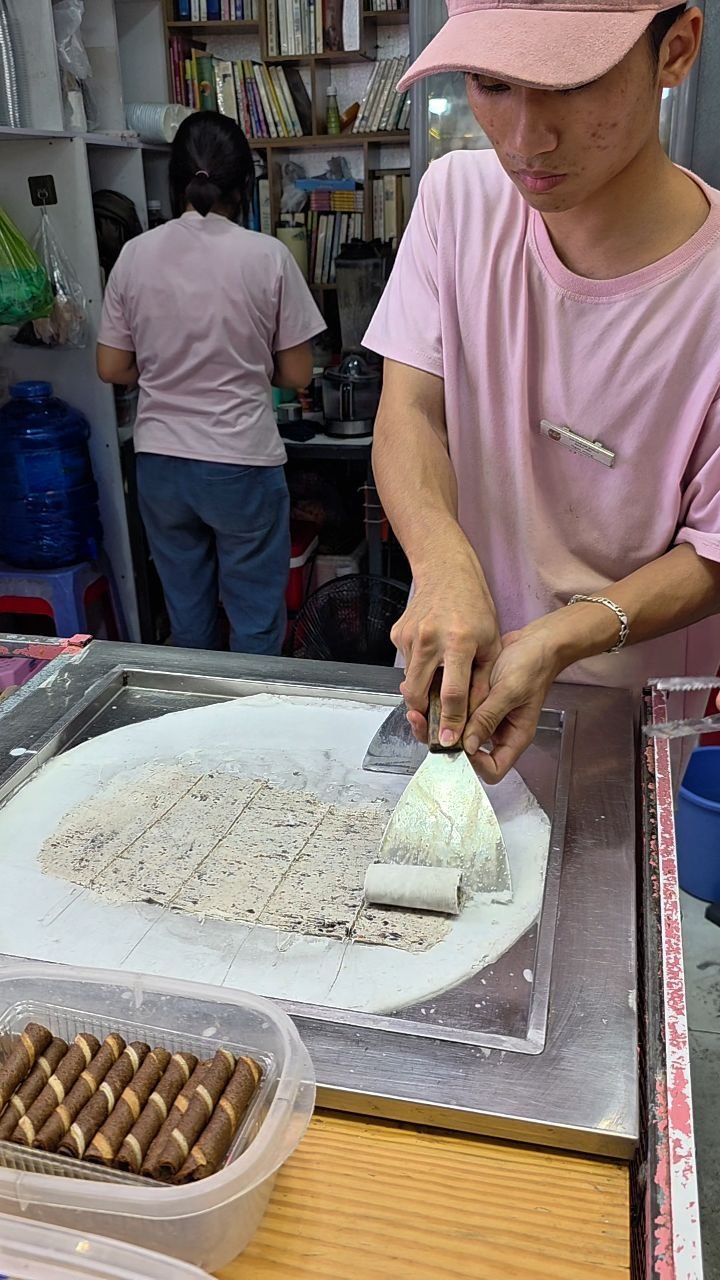 korea__table 게시물 이미지: Lightning-Fast Iron Ice Cream | 나트랑 야시장 철판 롤...