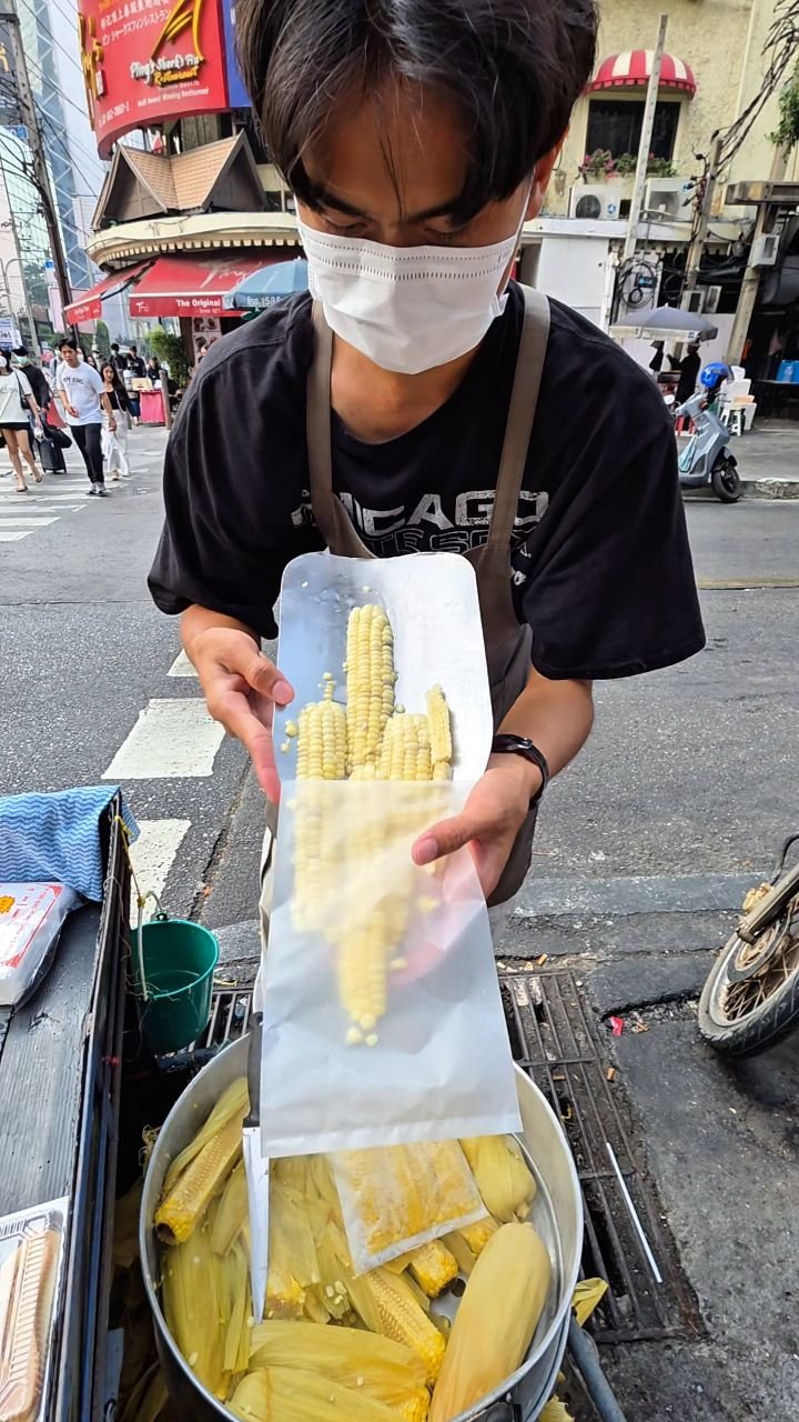 korea__table 게시물 이미지: $0.60 Thai Street Corn — Bangkok

🌽 단돈 800원 태국...