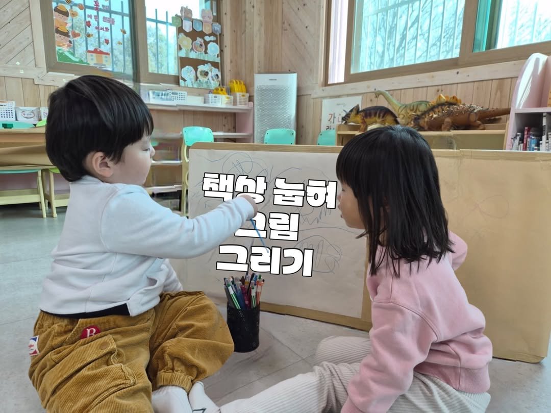 korea_forest 게시물 이미지: 🌈무지개1반 미술활동 

책상 위에 전지를 붙이고 책상을 옆으로 
눕혀 색연필로...