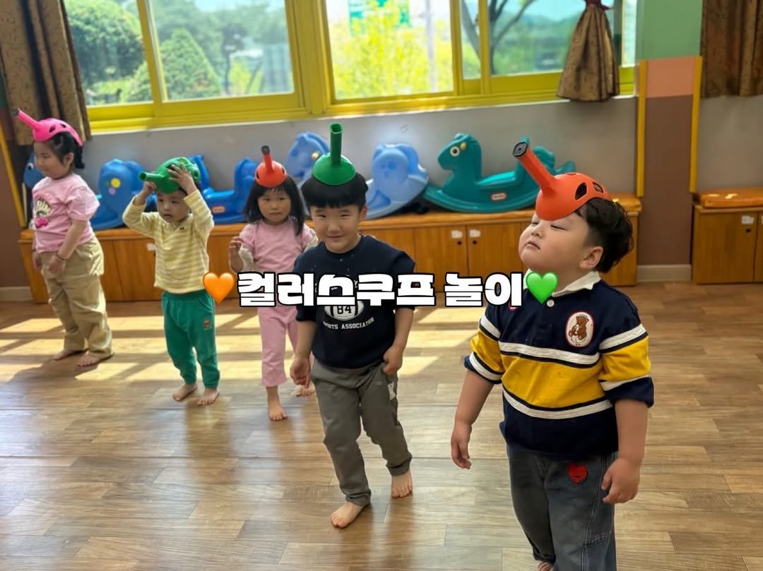 korea_forest 게시물 이미지: 🌈 컬러스쿠프 놀이 🌈 
오늘은 커다란 스푼처럼 생긴 컬러스쿠프를 활용해 즐거운...