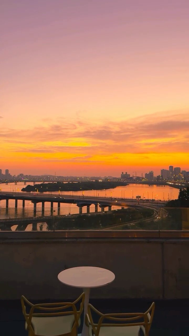 korea_soo_02 게시물 이미지: 한강뷰 좋아하면 여기 저장🌇📚

루프탑을 리모델링하면서 뷰가 더 탁 트여서
노을...