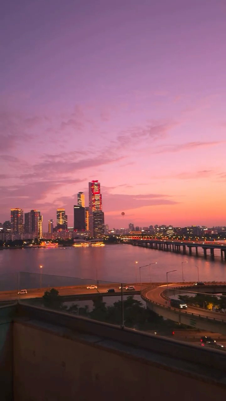 korea_soo_02 게시물 이미지: 여기 진짜 서울 맞아?🌇

노을부터 야경까지
시간 가는 줄 몰랐던 한강뷰 북카페📚 채그로