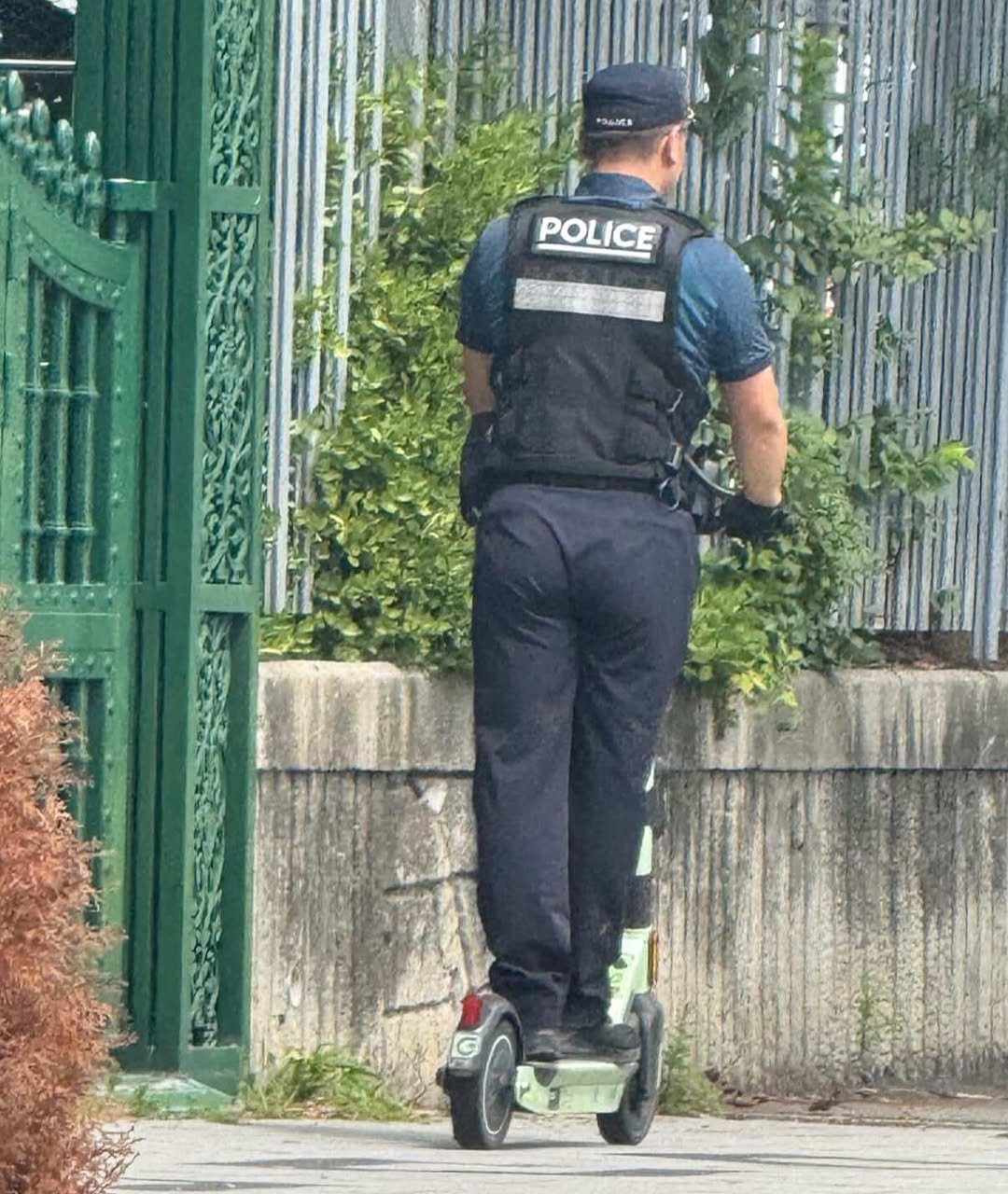 Photo by 코리아할렘 on August 14, 2025. May be an image of 1 person, segway, scooter, curb and text.