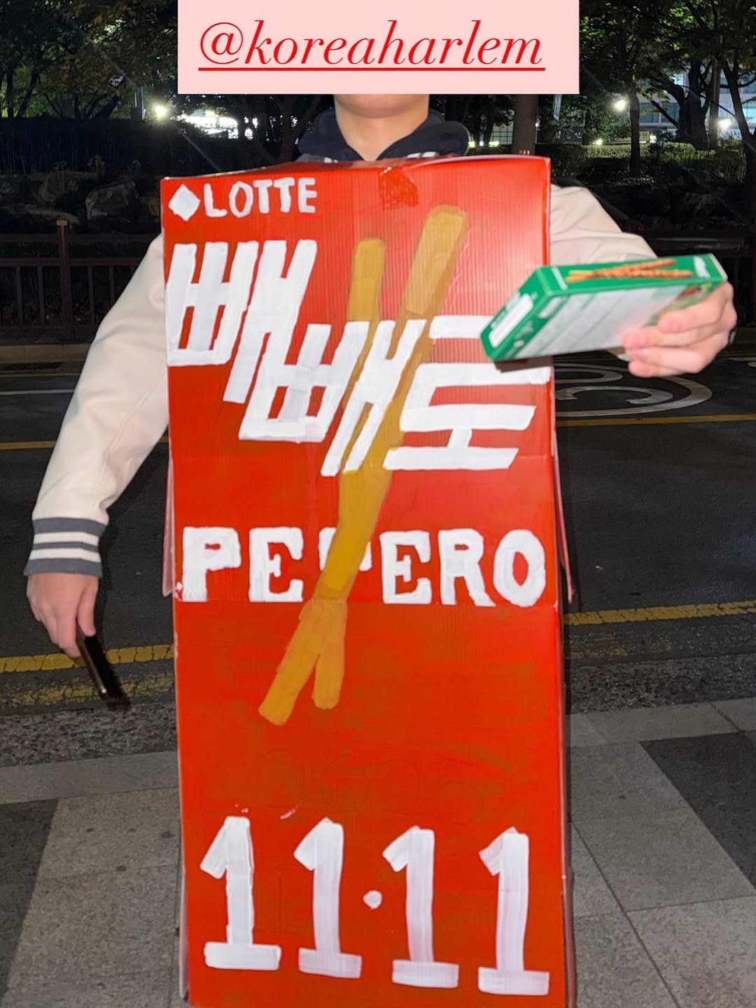 Photo by 코리아할렘 on November 11, 2025. May be an image of signboard, poster and text that says '@koreaharlem LOTTE ψν 빼도 PELERO ERO PE 1111'.