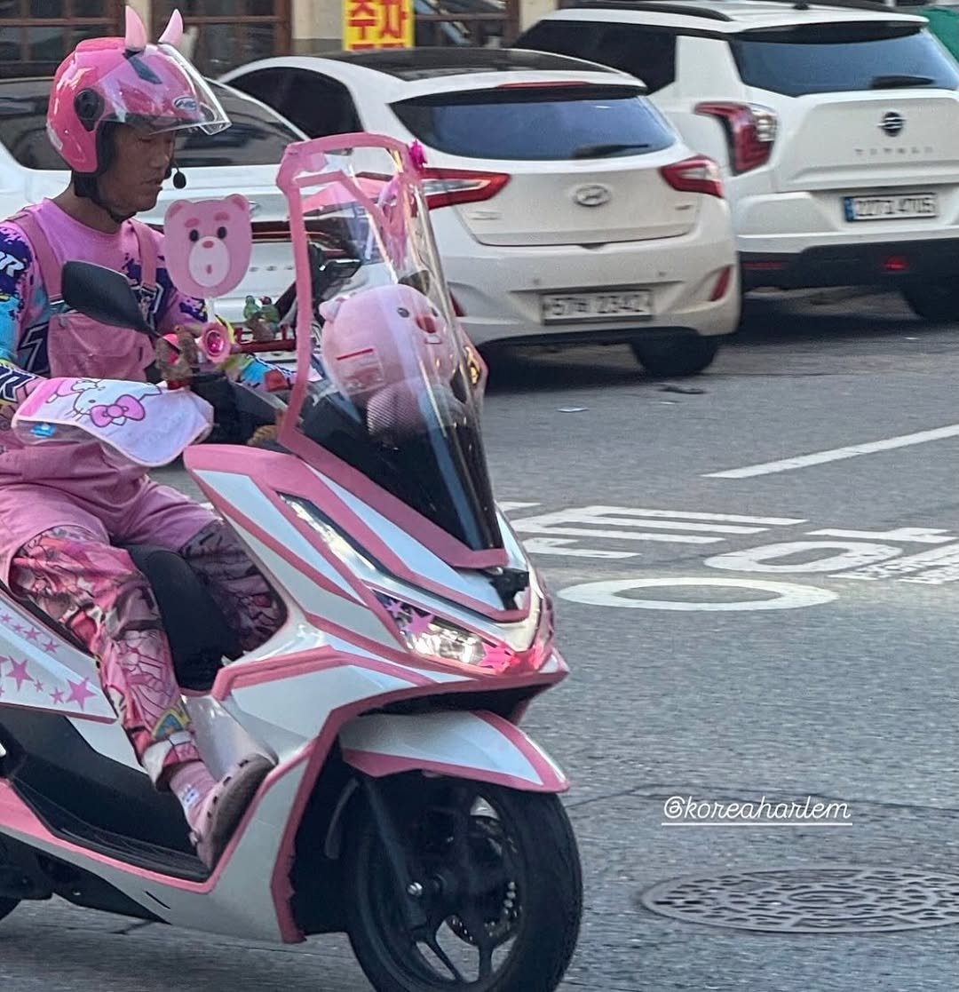 Photo by 코리아할렘 on September 24, 2025. May be an image of 1 person, scooter, helmet, street and text.