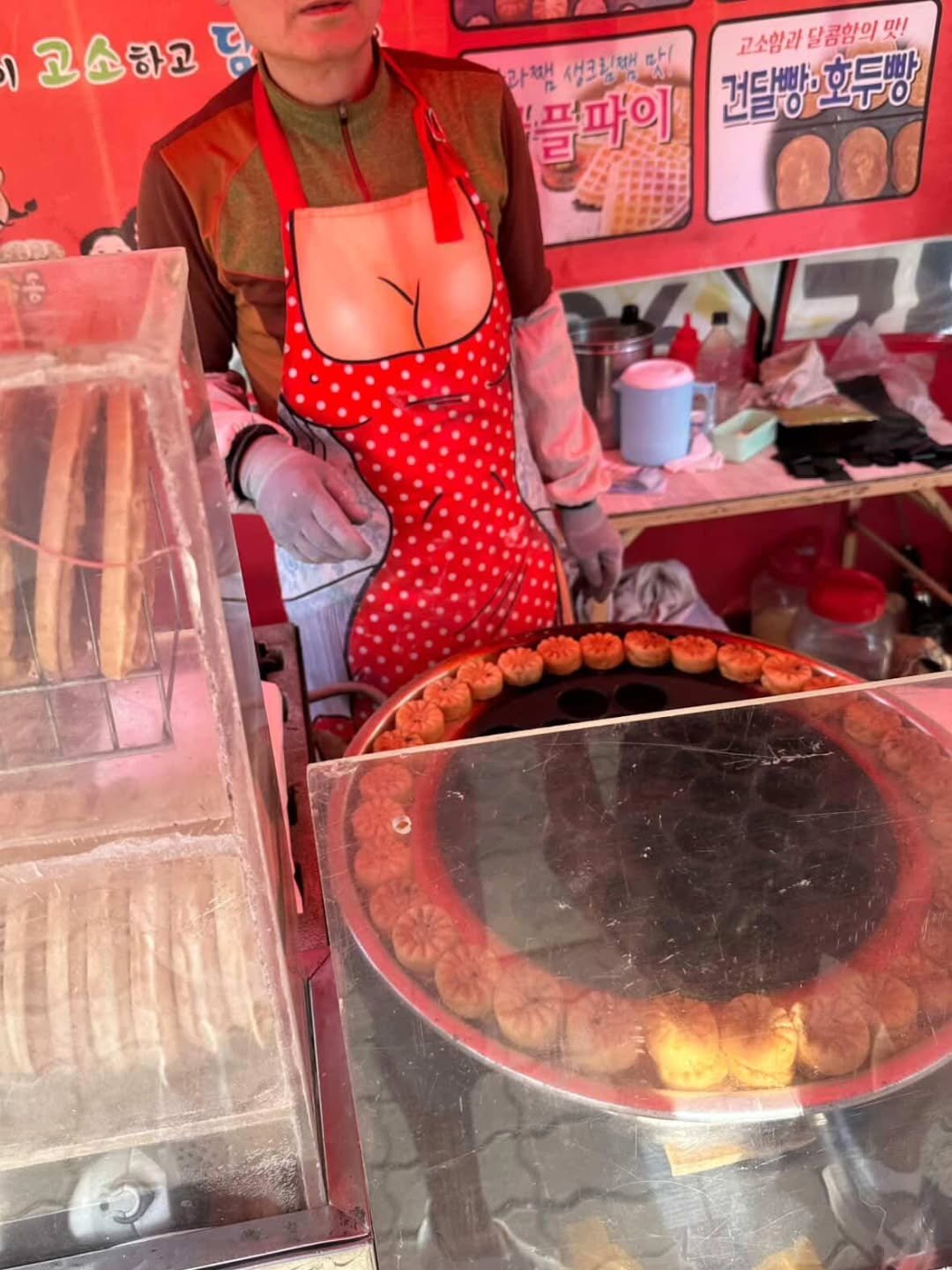 Photo by 코리아할렘 on April 26, 2026. May be an image of text that says '١ 고소하고 고 하고 고소함과 달콤함의 고소함과달콤함의 맛! 라캣 생크림팩 맛! 플파이 건달빵 건달빵·호두빵 호두빵'.