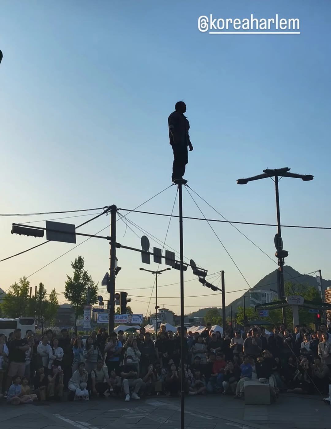 Photo by 코리아할렘 on April 25, 2026. May be an image of standing, crowd and text that says '€koreaharlem'.