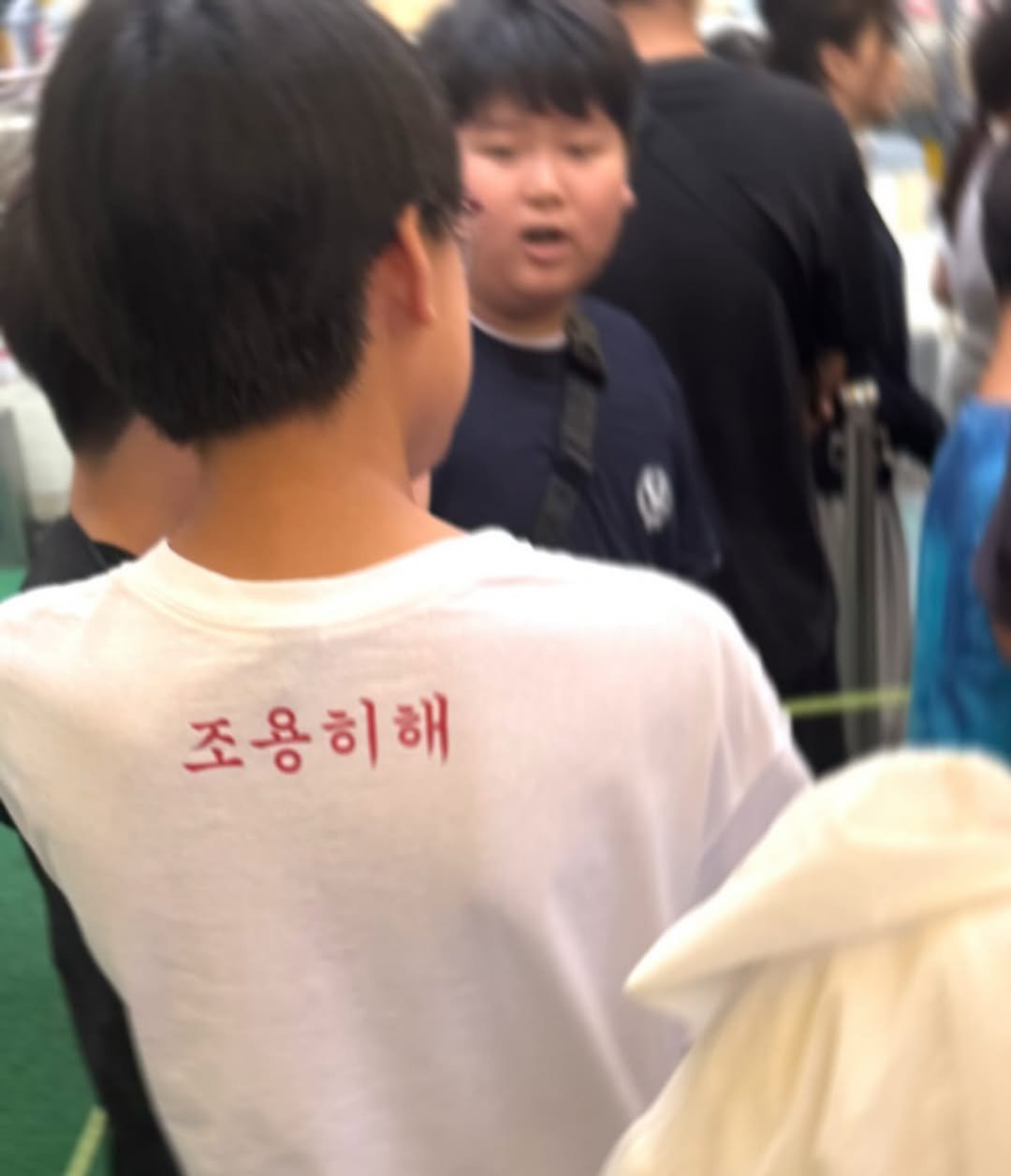 Photo by 코리아할렘 on September 23, 2025. May be an image of 1 person and text that says '조용히해'.