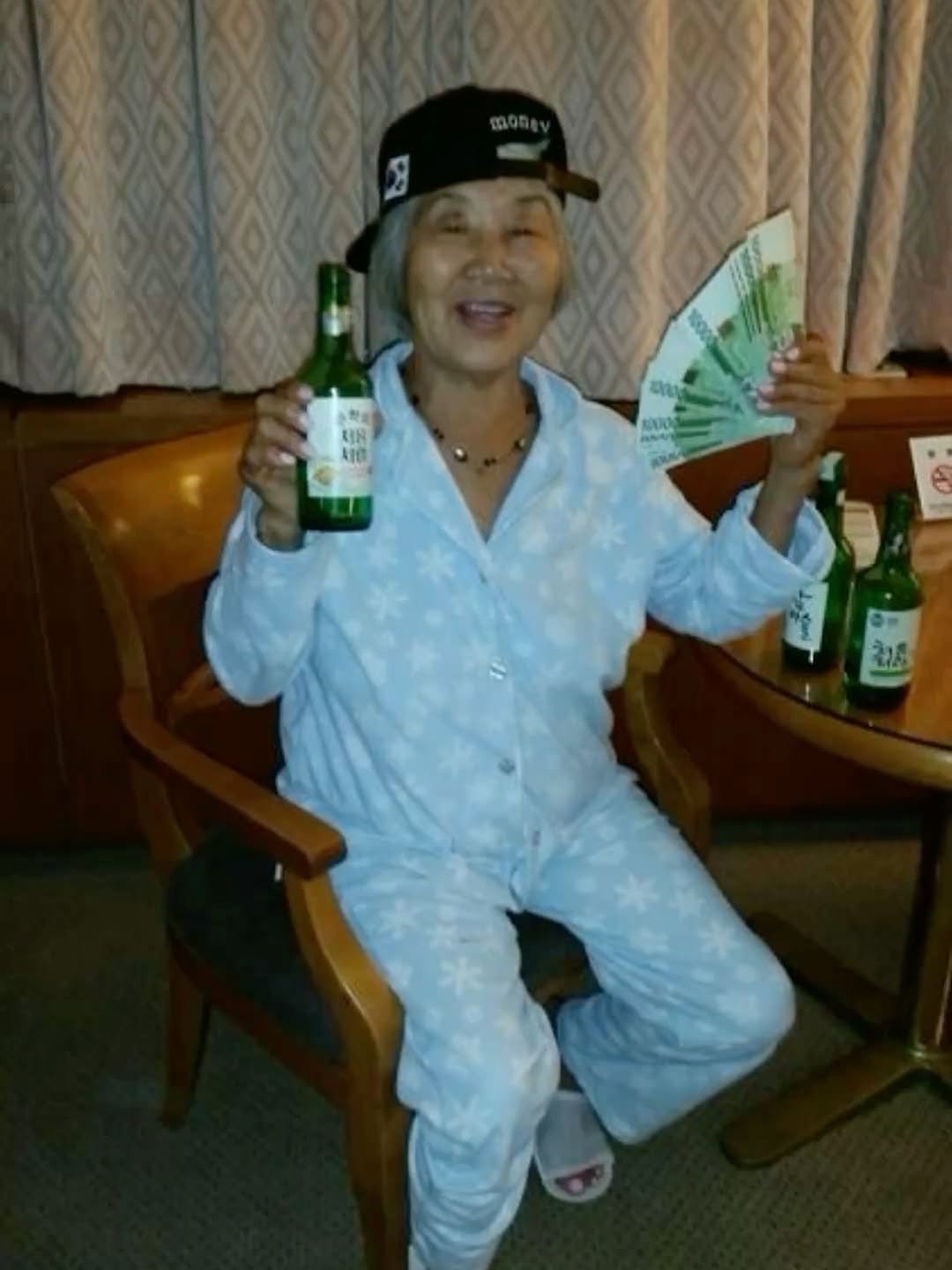 Photo by 코리아할렘 on November 13, 2025. May be an image of money, beer, bath robe and text.