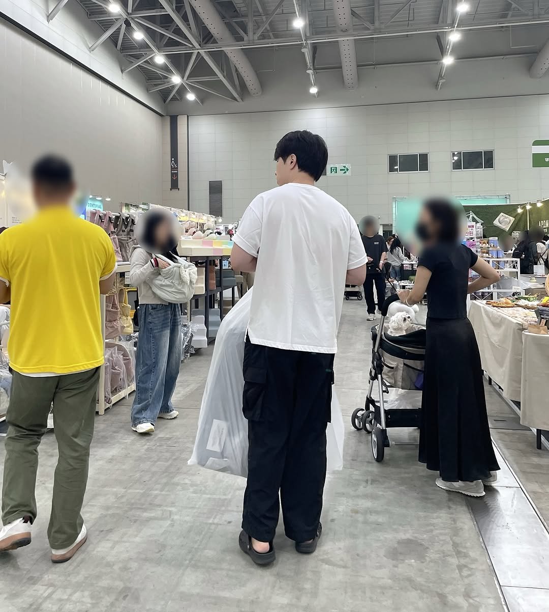 Photo by 자취하는 아저씨 (자저씨) on September 30, 2025. May be an image of 6 people, kitchenware, cornflower and text that says '刚→ 凡 旺'.