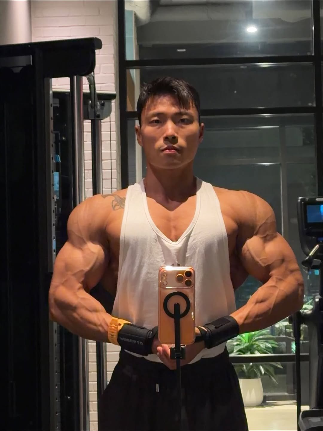 Photo by 코리안헤라클레스 이용승🇰🇷 on November 15, 2025. May be a selfie of one or more people, biceps, people bodybuilding, dumbbell and text.