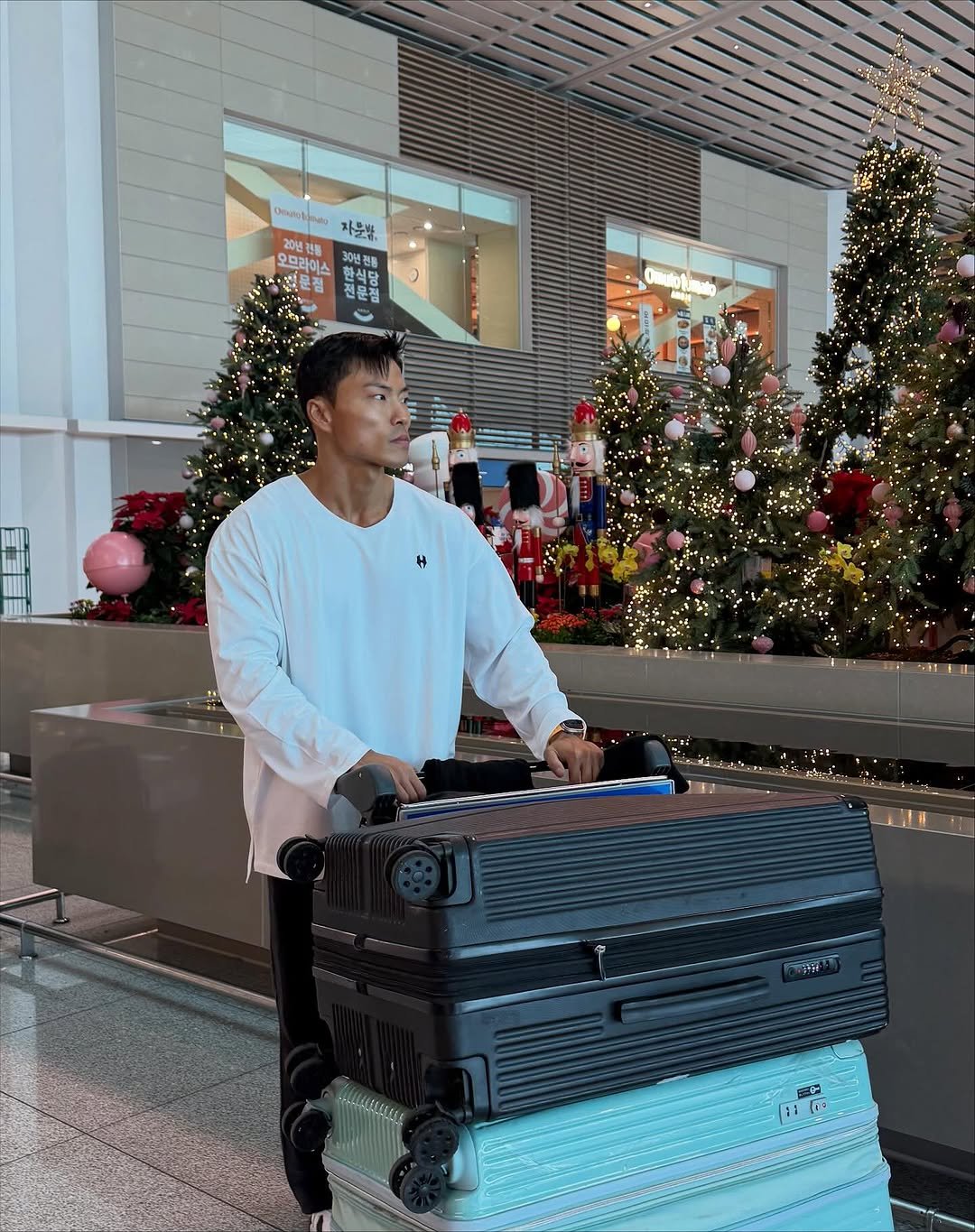 Photo shared by 코리안헤라클레스 이용승🇰🇷 on November 14, 2025 tagging @hugvone_kr, and @procalo_official. May be an image of suitcase, briefcase, luggage, cooler, trolley and text that says 'Umunatiommo 자운밤, 20년권물 오므라이스 한실달 30년전 정문점 전문점 Pe MLSEERCE 0 11 Lis'.