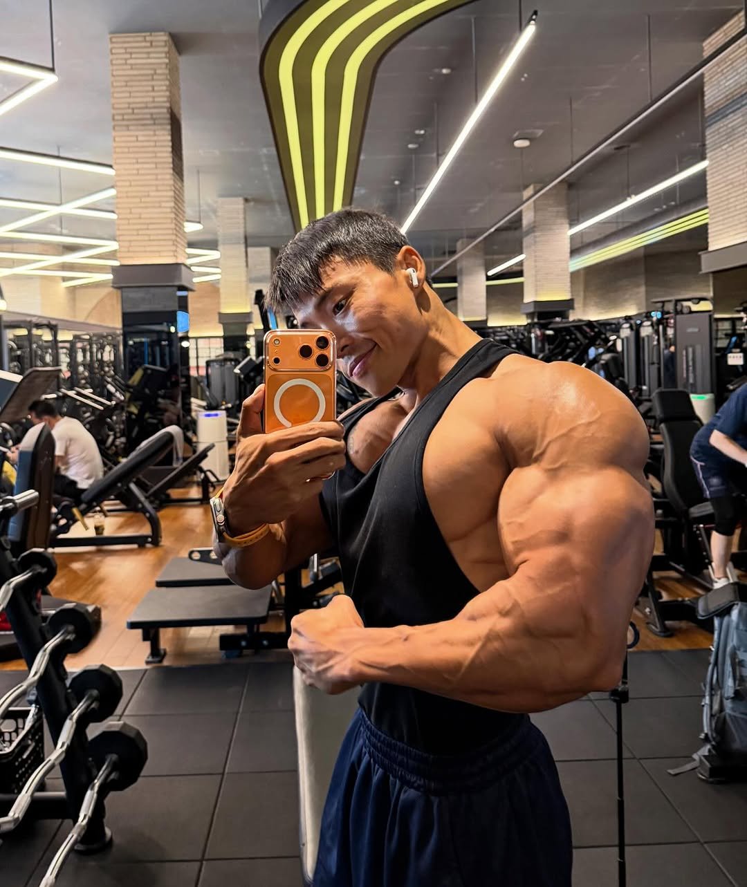 Photo by 코리안헤라클레스 이용승🇰🇷 on November 11, 2025. May be a selfie of one or more people, biceps, people bodybuilding and text.